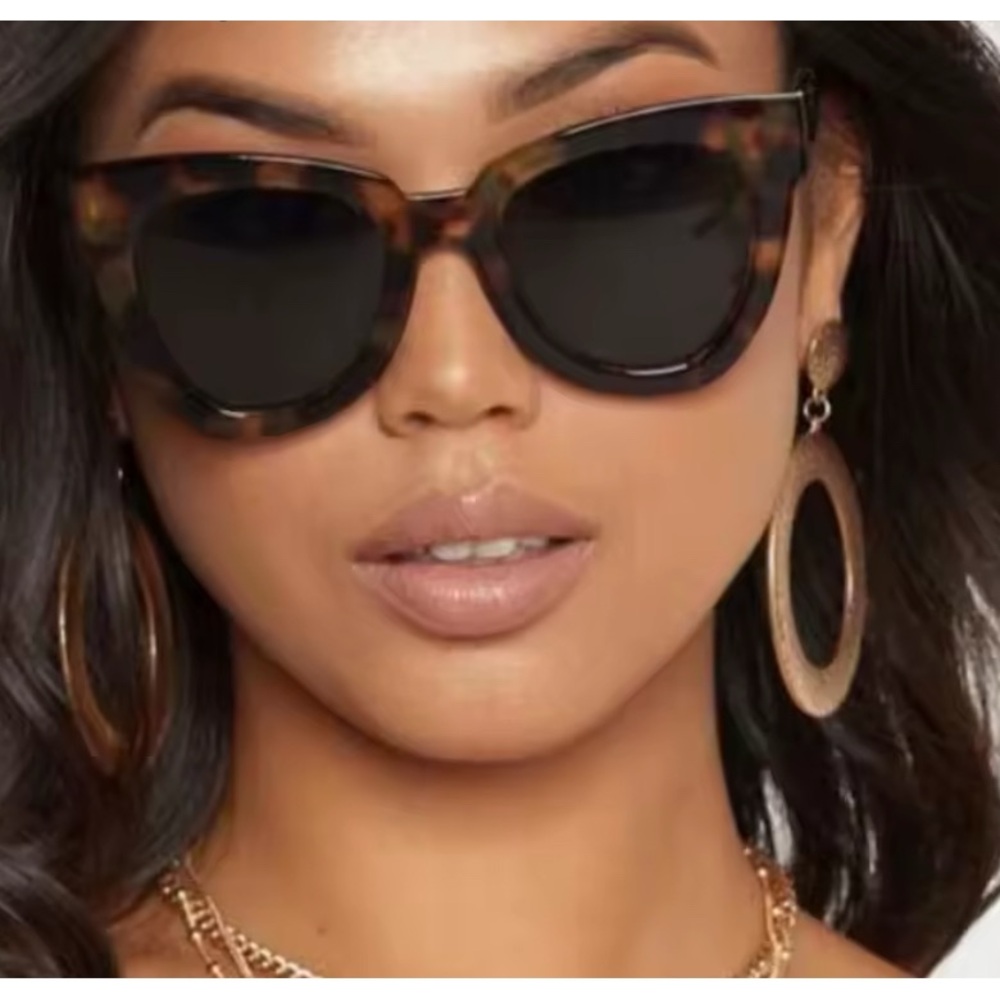 NWT cat eye sunglasses dark brown oversized UV 400 dark blue lens w bag & cloth